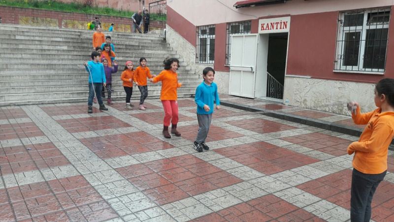 Geleneksel Cocuk Oyunlari Ip Atlama Yarismasi